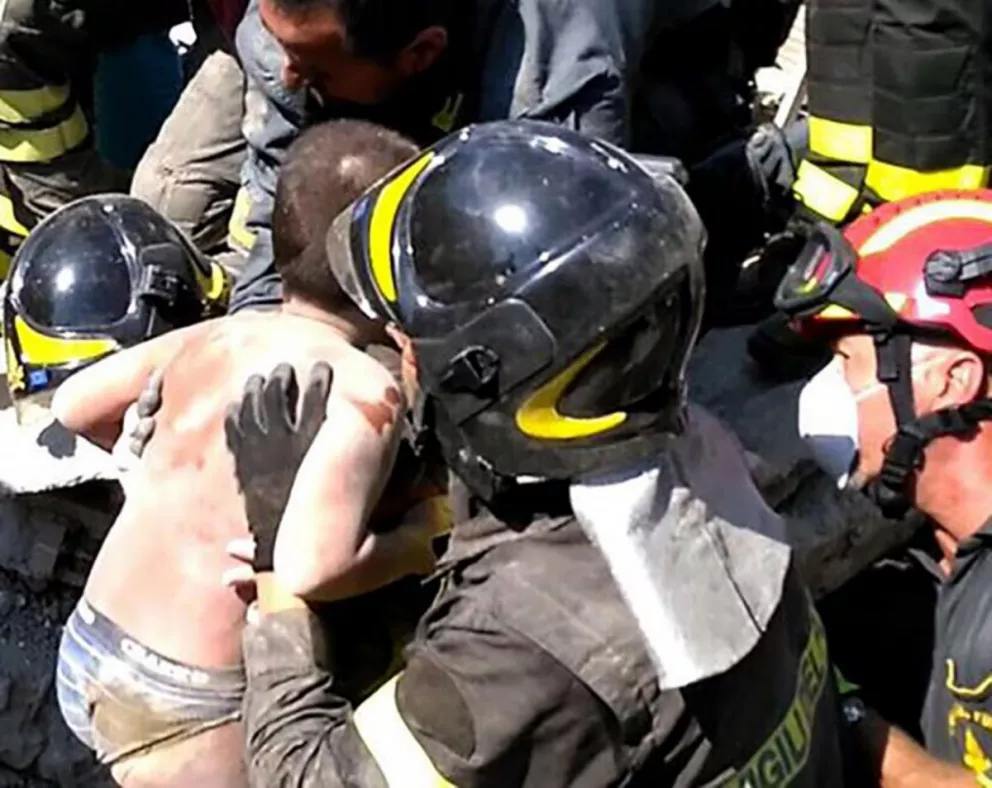 Dramático rescate de tres hermanos tras el sismo en Italia