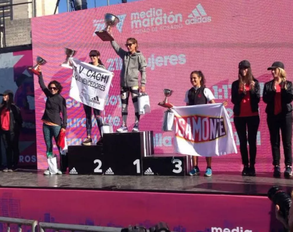 Brenda Spasiuk se subió al podio en la media maratón de Rosario