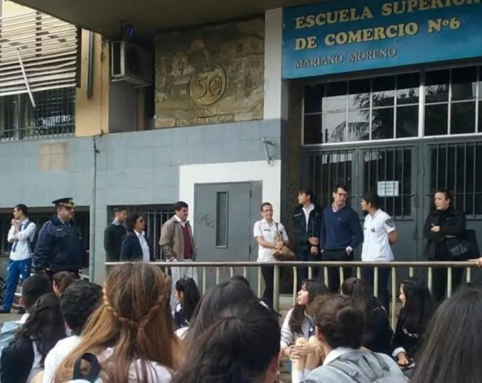 Alumnos de la Comercio 6 protestan contra la directora 