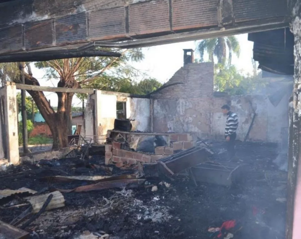 Puerto Libertad: cayó un rayo y se prendió fuego un local y una vivienda