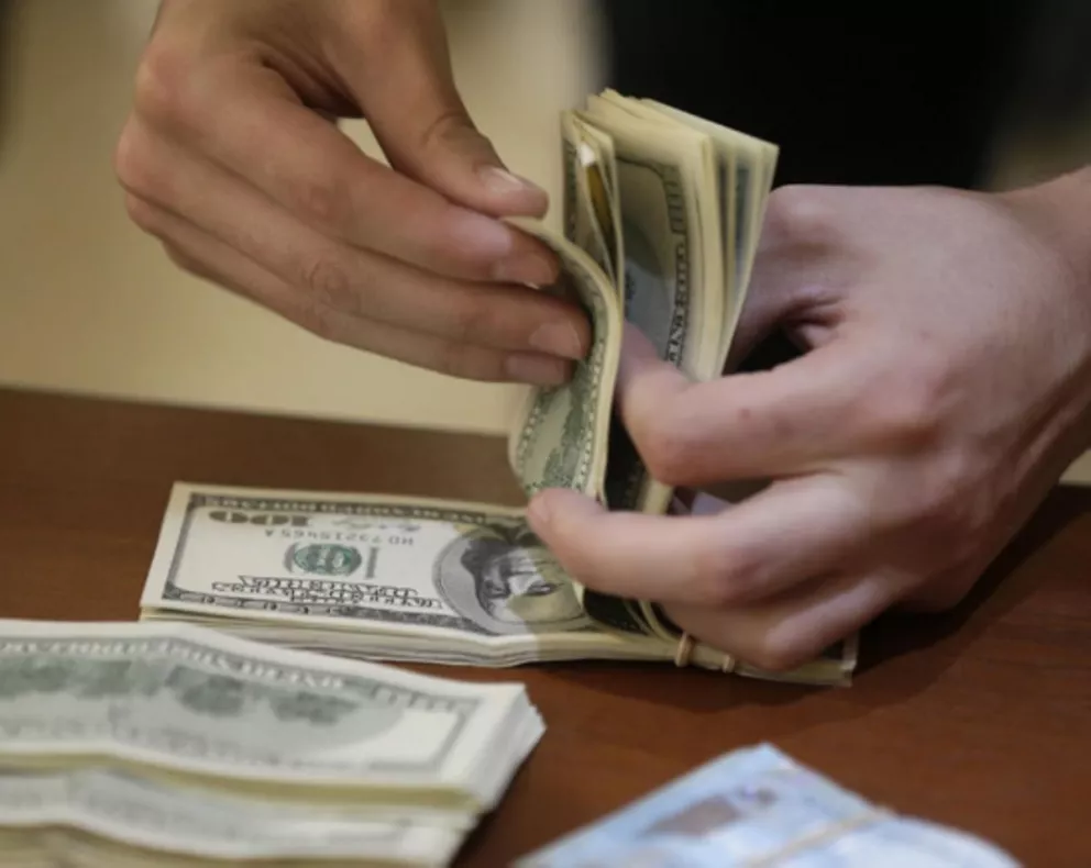 El dólar empezó la semana con una suba: cerró a $19,42