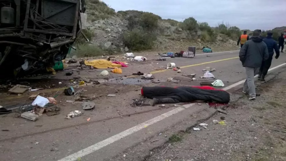 Ya son 15 los muertos tras el vuelco de un micro en Mendoza 