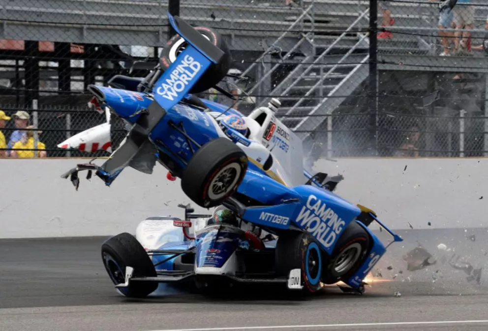 ¿Suerte? Uno de los accidentes más increíbles de la Indy 500 y el piloto sale caminando 