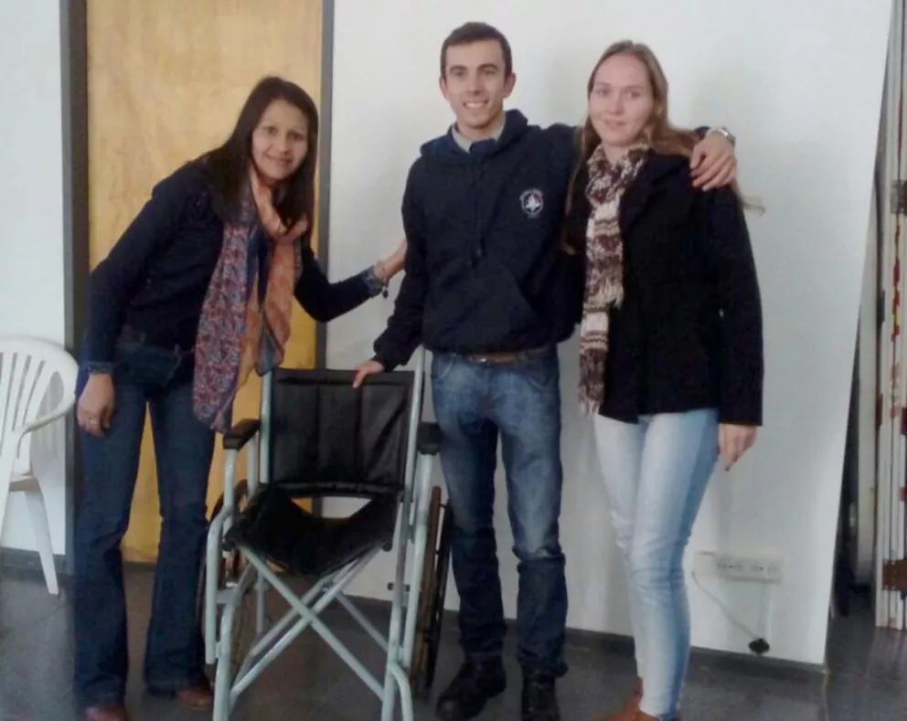 Estudiantes de Oberá realizaron la entrega de una silla de ruedas que repararon