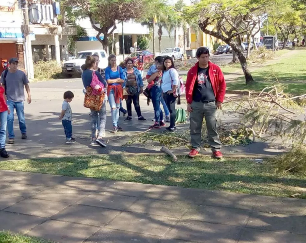 Vecinos del barrio Néstor Kirchner cortan la avenida Róque Pérez