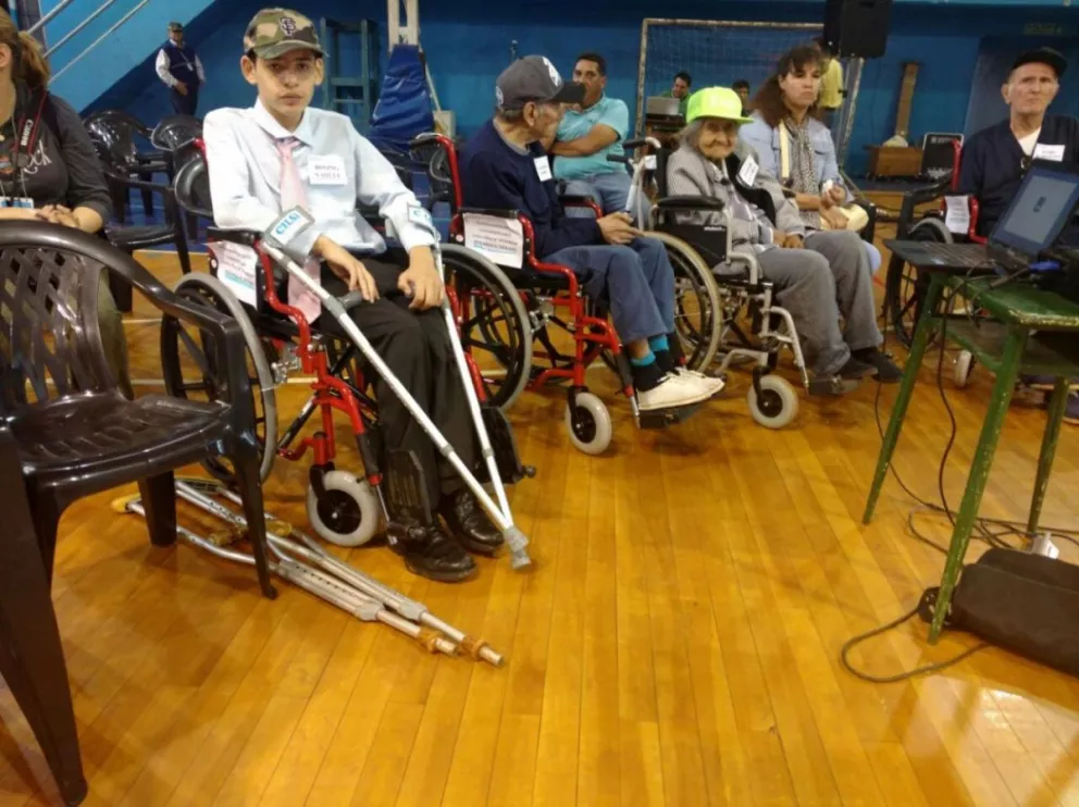 Entregaron más de 50 sillas de ruedas y elementos ortopédicos en Eldorado