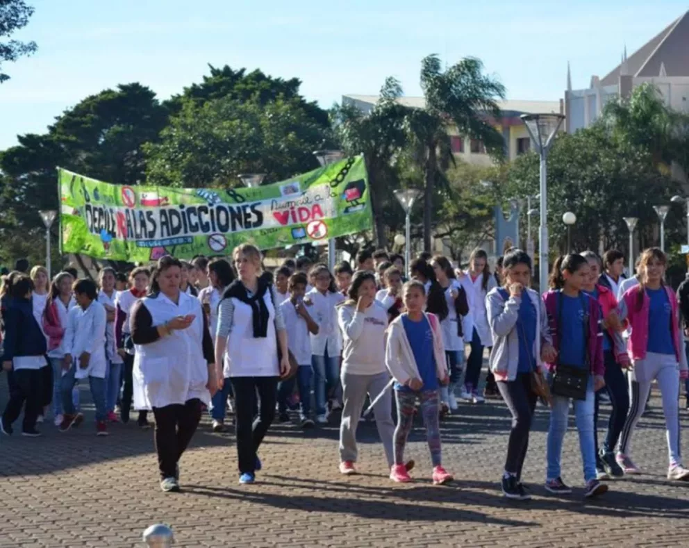 Estudiantes obereños realizaron una caminata contra las adicciones