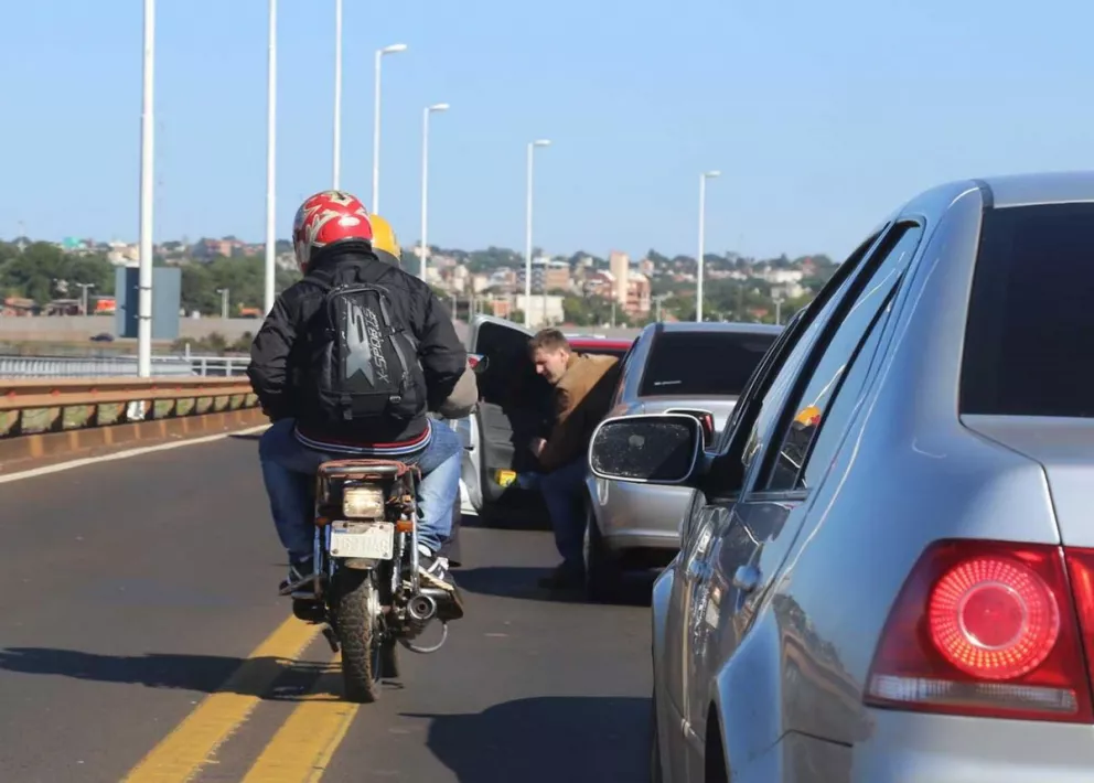 Muchos motociclistas se adelantan y circulan a contramano, sin medir riesgos.