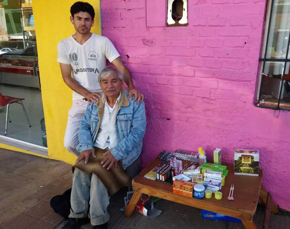 Con sus 72 años y a pesar de no poder caminar, Don Ramón sigue con las ventas.