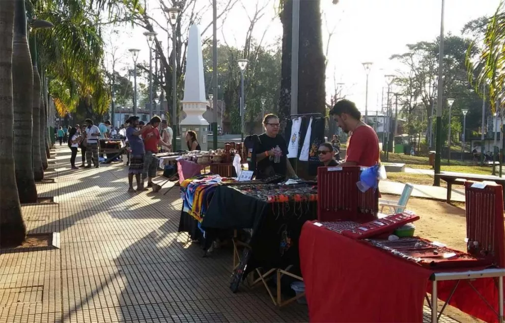 Los vendedores se trasladan a los puntos turísticos más concurridos de Iguazú para comercializar sus productos.