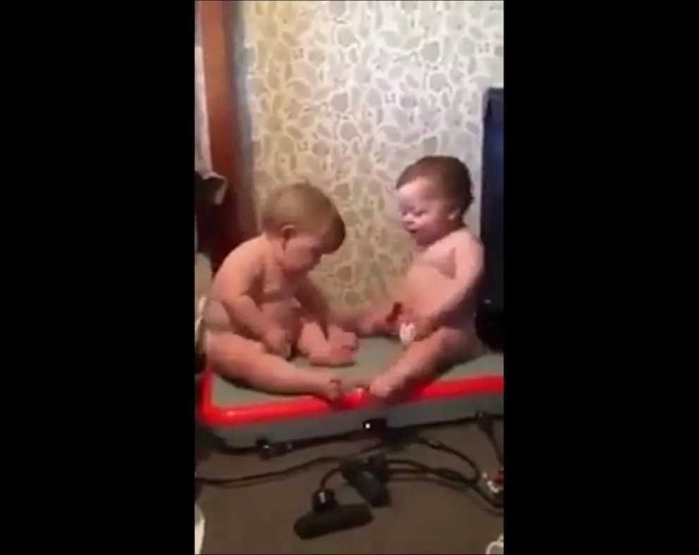 El divertido video de dos bebés en una máquina de fitness que es viral en las redes 