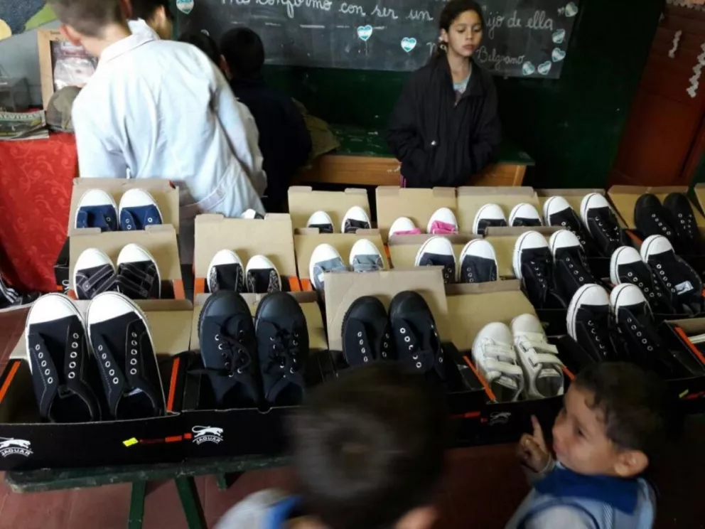 Veteranos entregaron zapatillas a alumnos de una humilde escuela de Alem