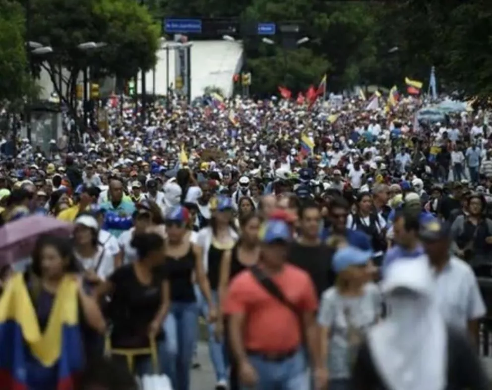 La oposición venezolana llamó a un paro tras los violentos disturbios del sábado