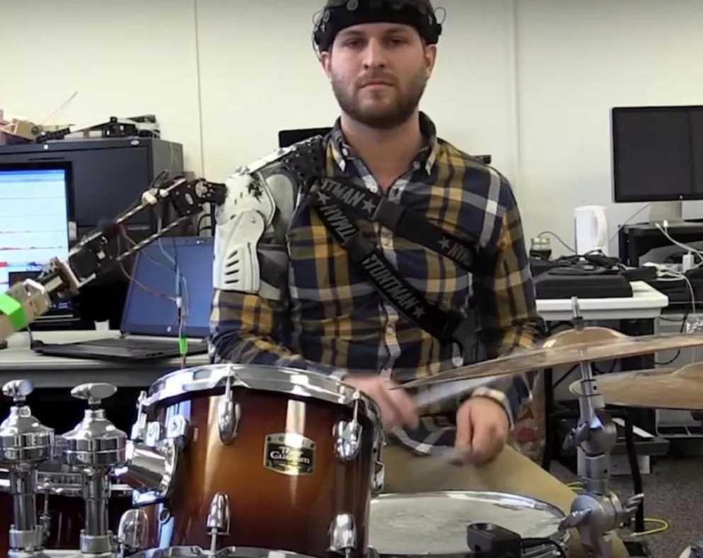 Este baterista tiene tres brazos, uno es un miembro robótico 