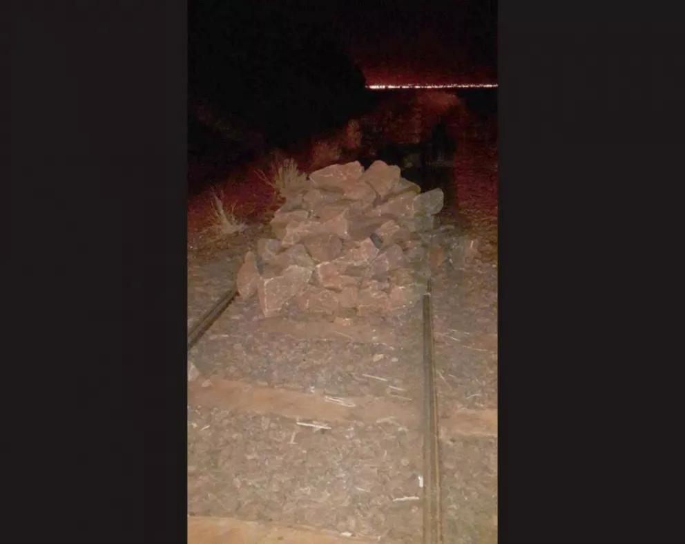No habrá servicio del tren internacional ya que colocaron piedras sobre las vías