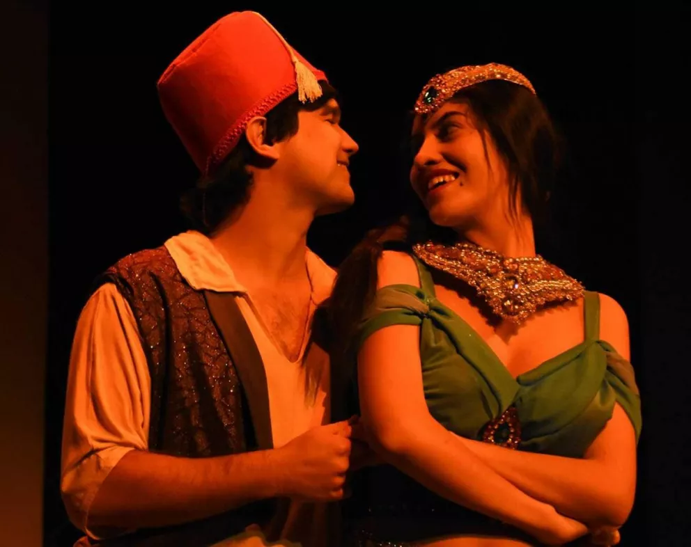 Jazmín y Aladín cantan el clásico ‘Un mundo ideal’ frente a la entusiasta audiencia.