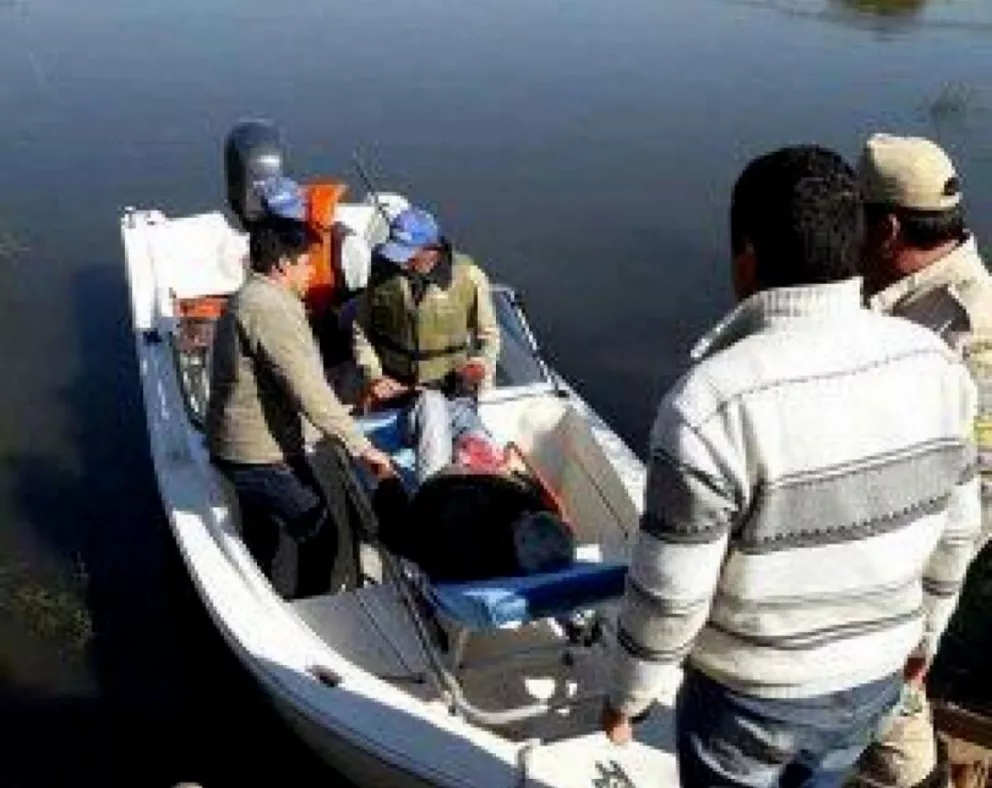 Trasladan a enfermos en camillas con embarcaciones sobre el arroyo Guazú