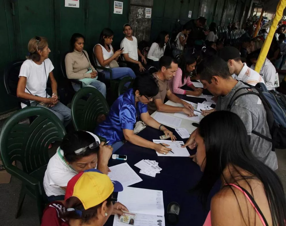 En iglesias, centros deportivos y plazas los venezolanos emitieron su voto acerca de la asamblea.