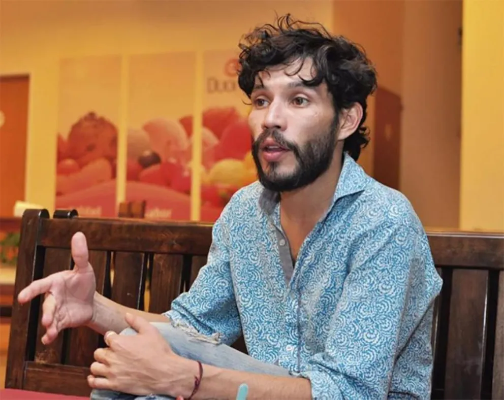 Un chico de barrio, un animal de la pantalla