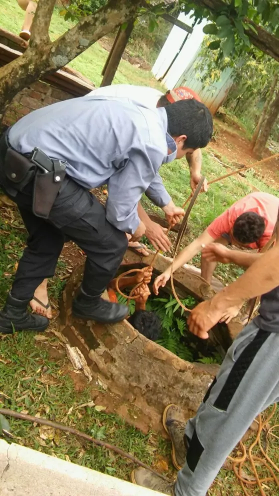 Policías rescataron de un pozo a un hombre de 30 años