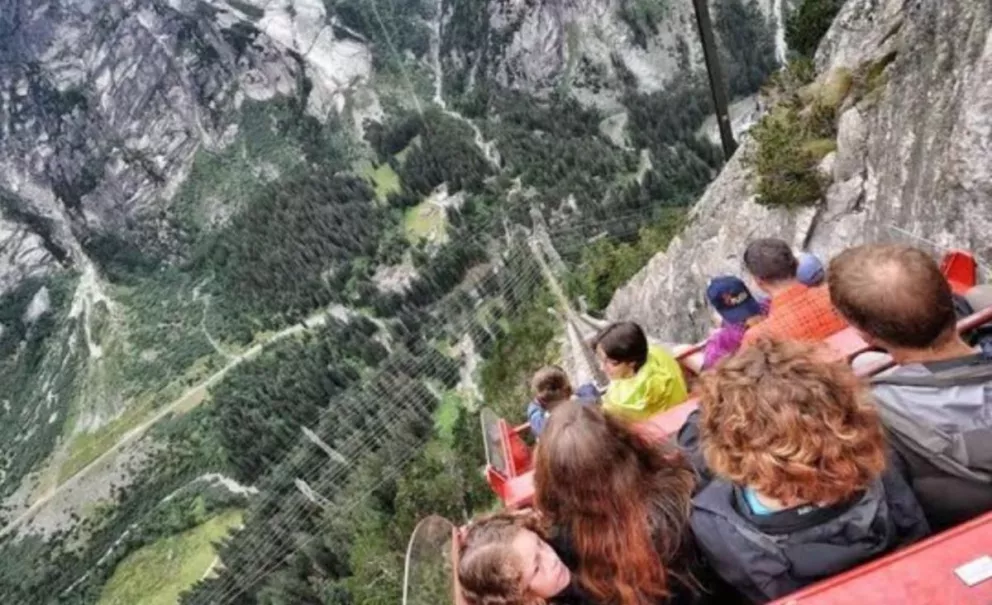 Adrenalina en la montaña: una impactante montaña rusa entre los Alpes suizos