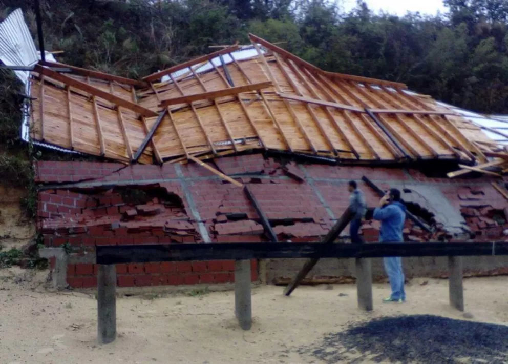 Una construcción se derrumbó a causa del viento en Ituzaingó.