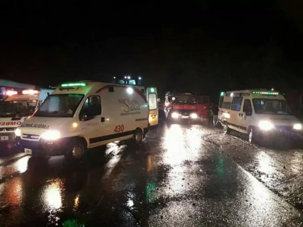 Accidente entre ómnibus de media distancia y auto dejó al menos dos heridos en Garuhapé