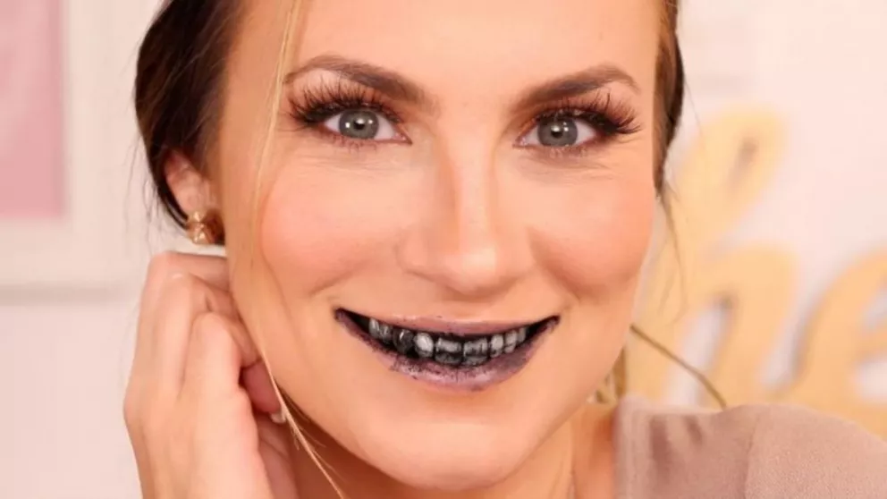Sonrisas negras: la moda viral de lavarse los dientes con carbón activo