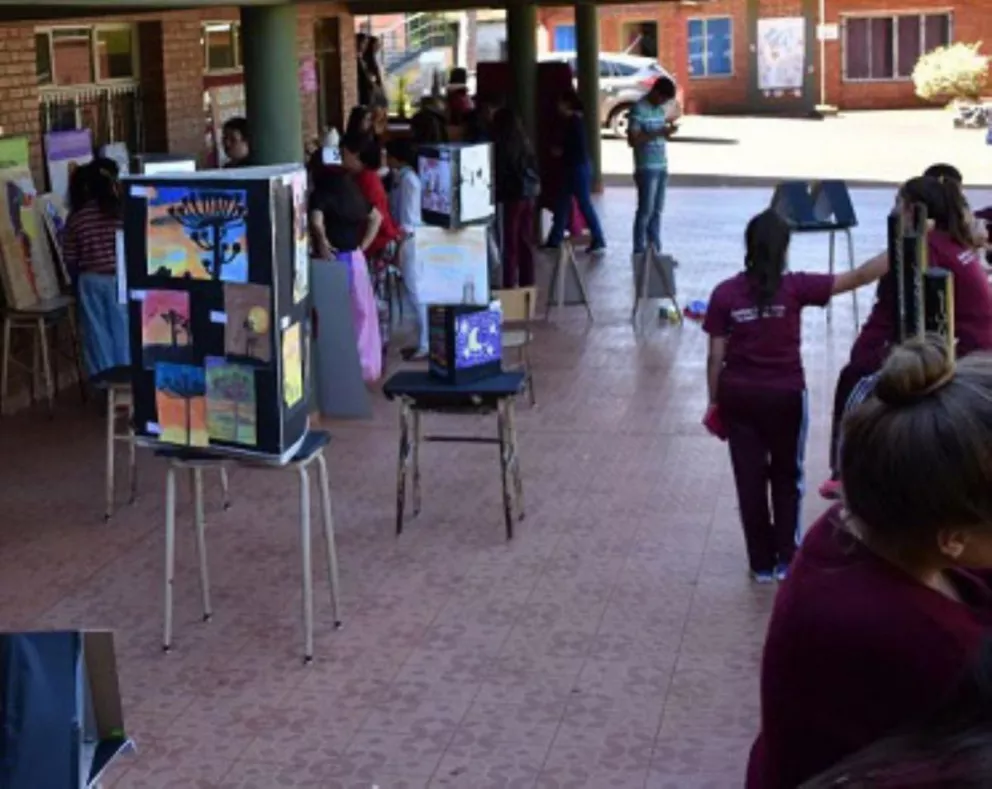 Feria artística literaria en el inicio de la semana del estudiante en San Pedro