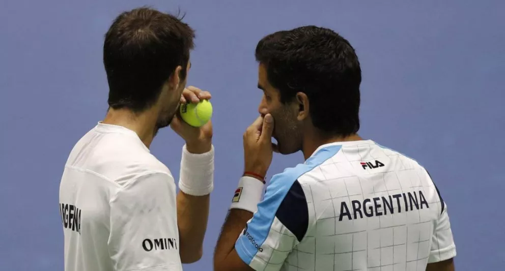 Copa Davis: Argentina cayó en dobles y está obligada a ganar el domingo