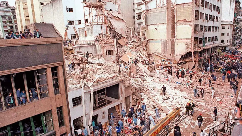 EL 18 de julio de 1.994 la Argentina se estremeció por la explosión de una bomba frente a la mutual judía en el porteño barrio de Once.