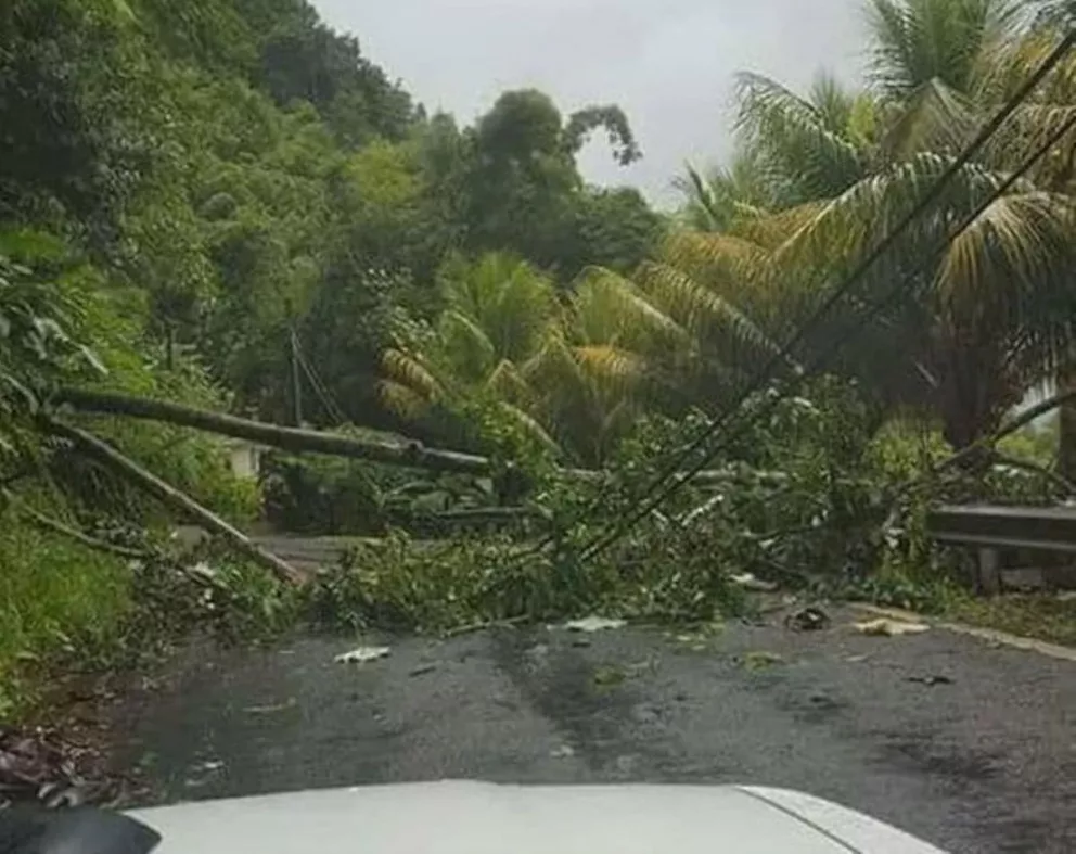 El huracán María arrasó Dominica y recuperó la categoría 5