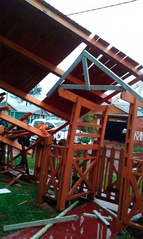 Techos, árboles y postes, a merced de viento, lluvia y granizo | EL