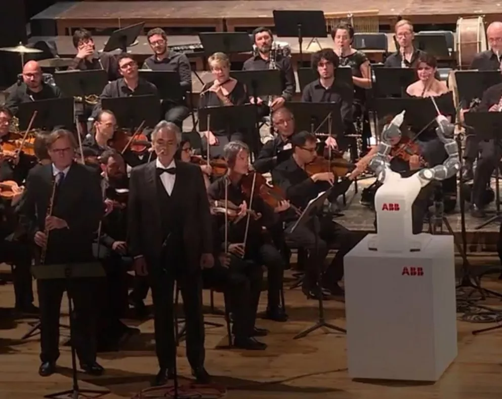 Un robot dirigió una orquesta sinfónica y eclipsó al tenor Andrea Bocelli 