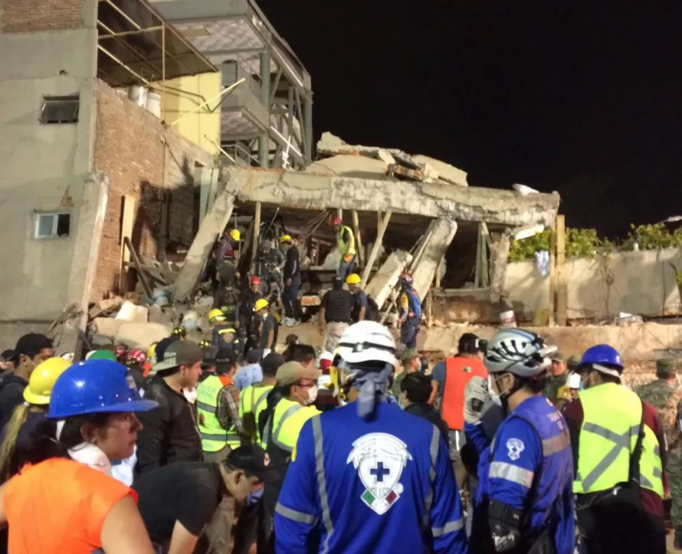 México busca sobrevivientes tras el sismo que suma más de 240 muertos