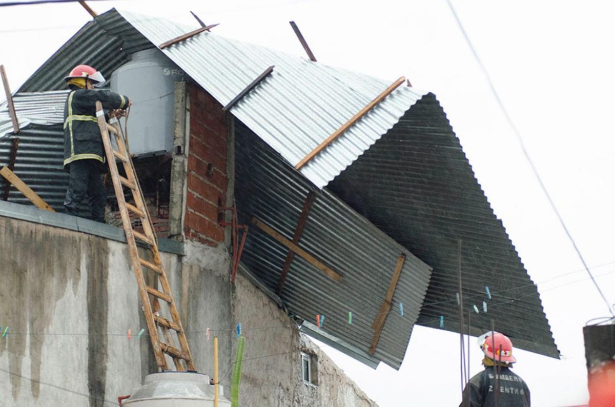 Techos, árboles y postes, a merced de viento, lluvia y granizo | EL