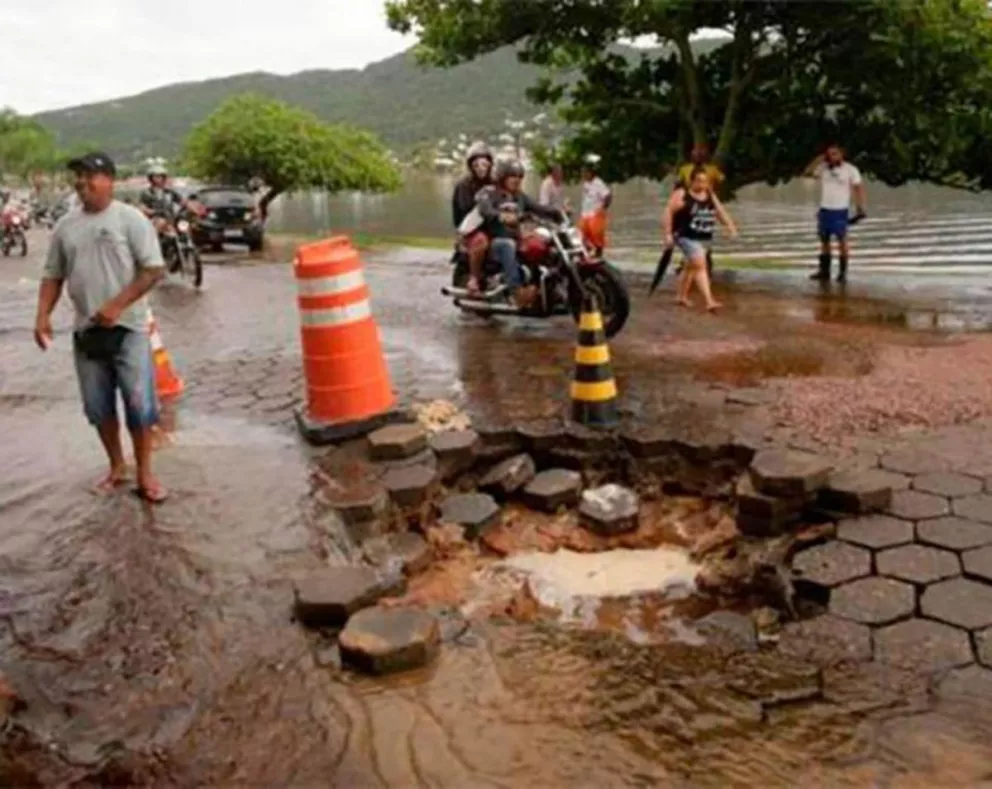 Continúan las lluvias intensas en balnearios del sur de Brasil 