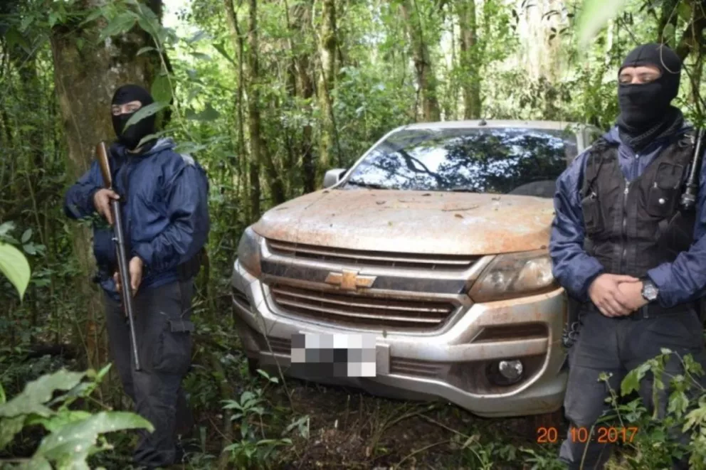 La Policía secuestró camionetas ocultadas por 'Narcos' en el monte de Colonia Polana