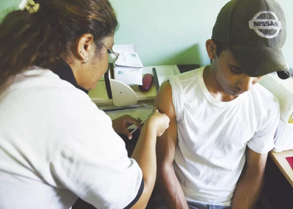 Vacunan contra la fiebre amarilla en Posadas
