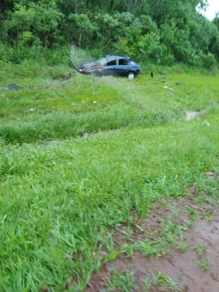 Un conductor salvó a una familia que despistó y era arrastrada por un afluente
