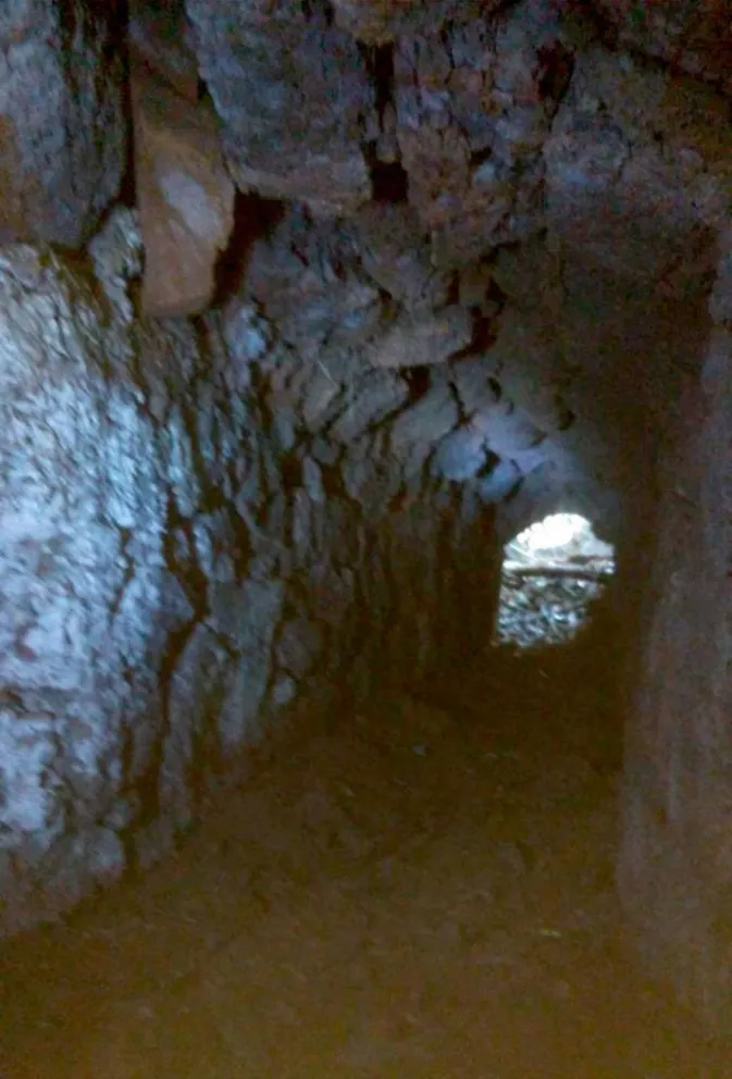 Uno de los túneles o desagües entre lo hallado en Mártires.
