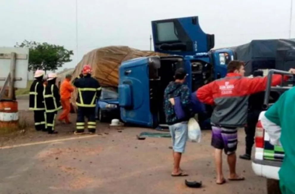Cuatro automovilistas mueren aplastados por un camión 