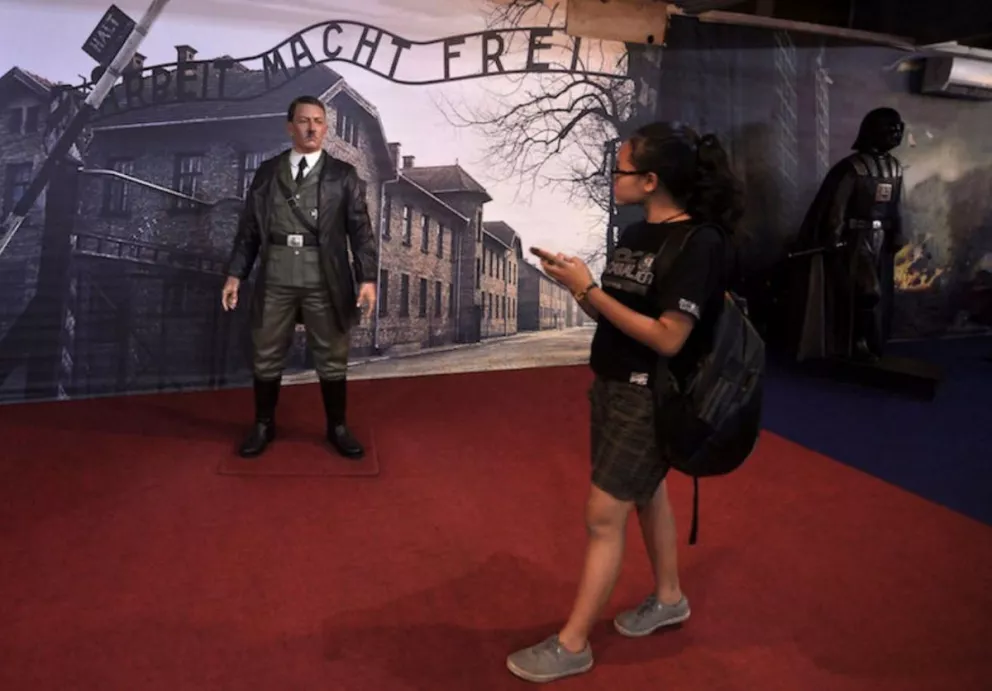 Un museo retiró la escultura de cera de Adolf Hitler después de que empezaron a sacarse selfies con él
