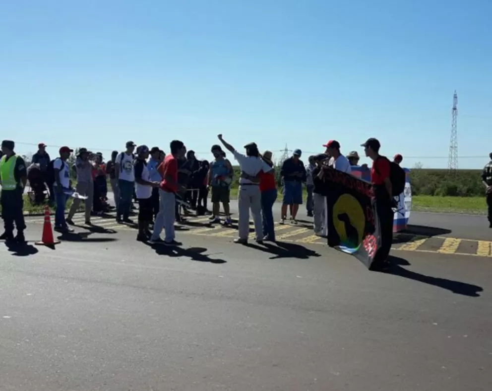 Protesta de comunidad indígena guaraní en el acceso a Ituzaingó