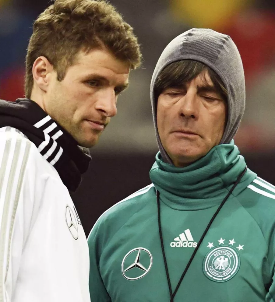 Müller y el DT Löw, caras de Alemania.