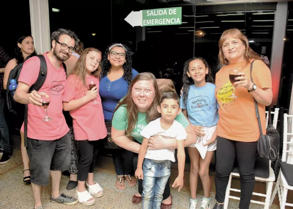 Alexis, Sofía, Gabi, Santi, Sara, Joselin y Silvia: integrantes de la Murga de la Estación.