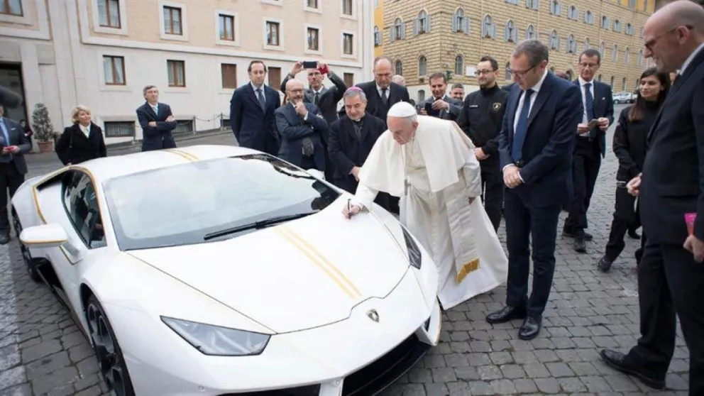 Le regalaron un Lamborghini al papa Francisco y lo subastó para caridad