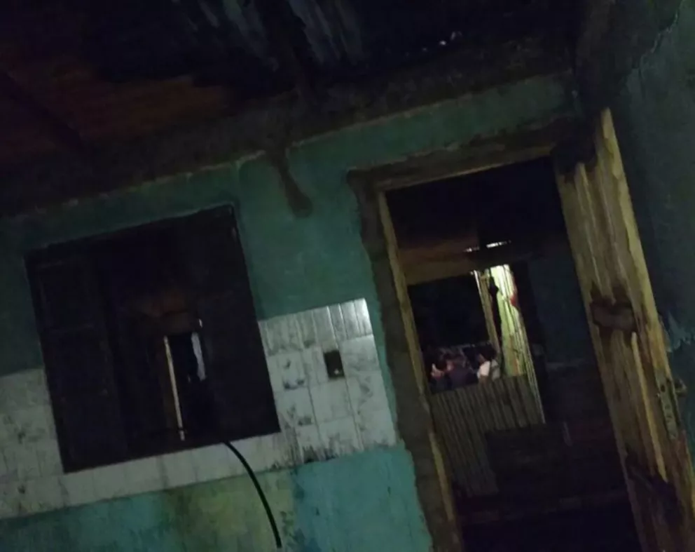 Familia se quedó con lo puesto tras incendiarse su vivienda en Iguazú