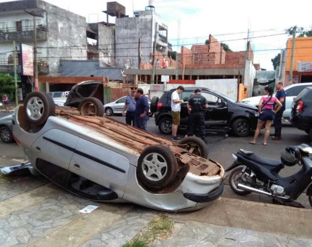 Choque y vuelco sobre avenida López y Planes de Posadas: un lesionado