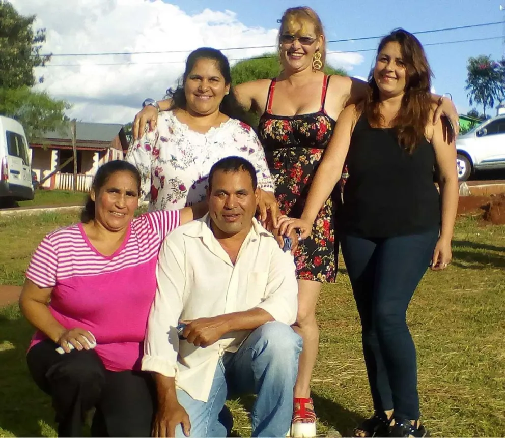 Daniela -abajo- brindará junto a sus hermanos luego de años.